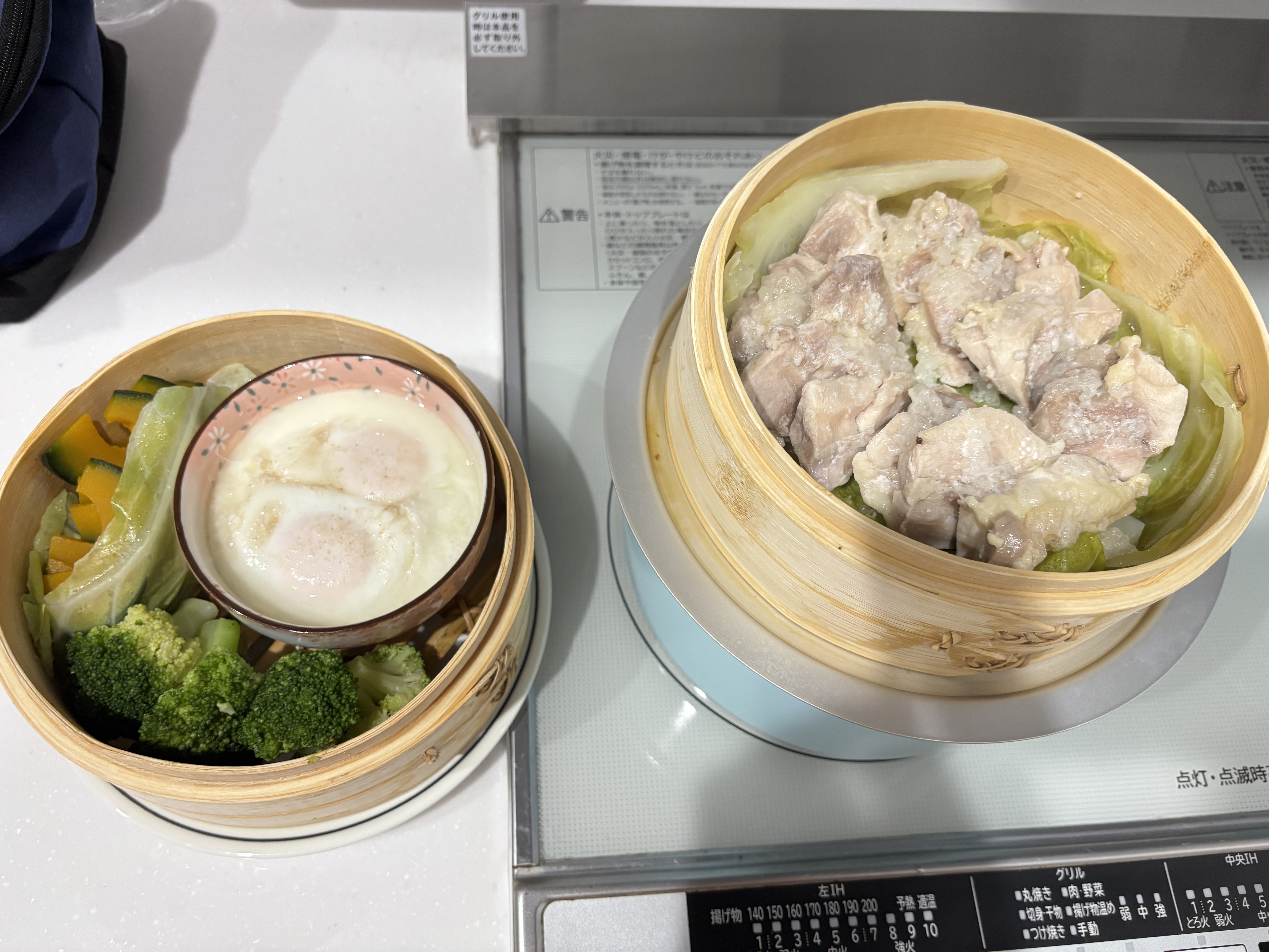 目玉焼きならぬ目玉蒸しも、とぅるとぅるで美味しい♪<br>右は解凍した鶏もも肉に塩麹をぺぺっと塗ったやつ。<br>鶏もも肉もふわふわ~~~~😍😍