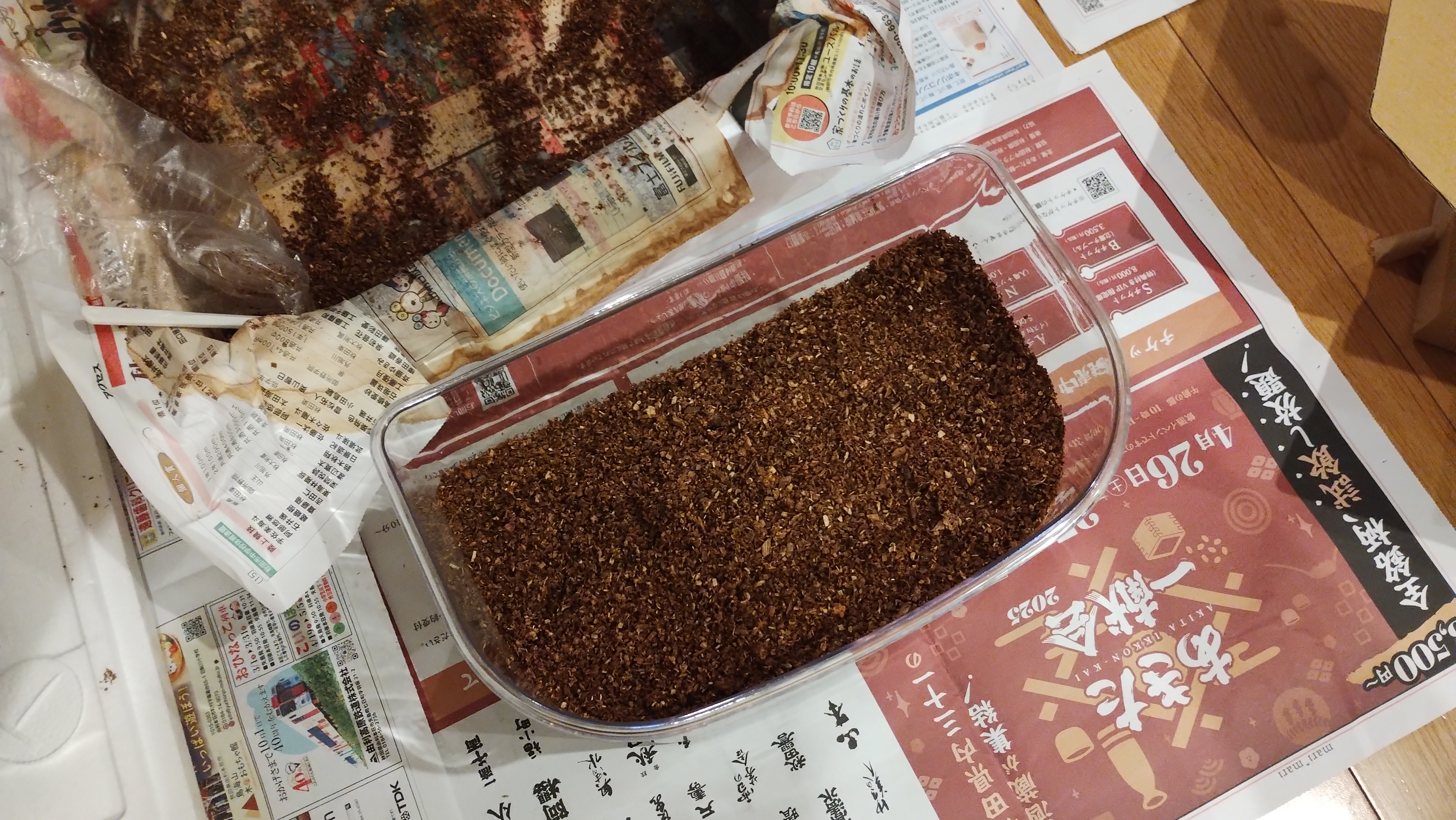 マットを敷き詰めていきます。<br>ある程度締め固めながら入れるのがミソ!(との事です)