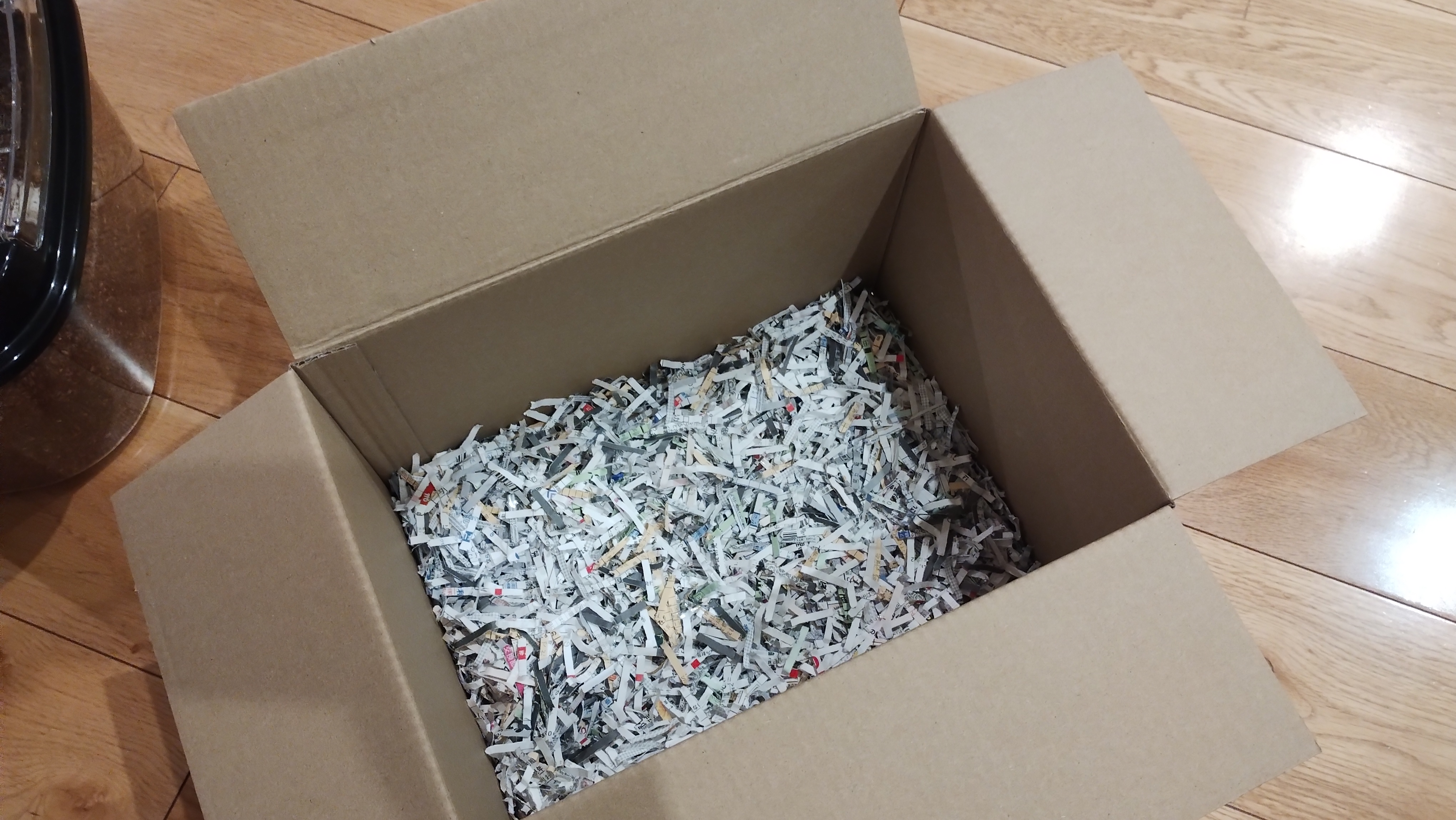 ちなみに、シュレッダーで粉砕された紙くずをケースの下に敷き詰めました。<br>床下断熱20ミリ相当。