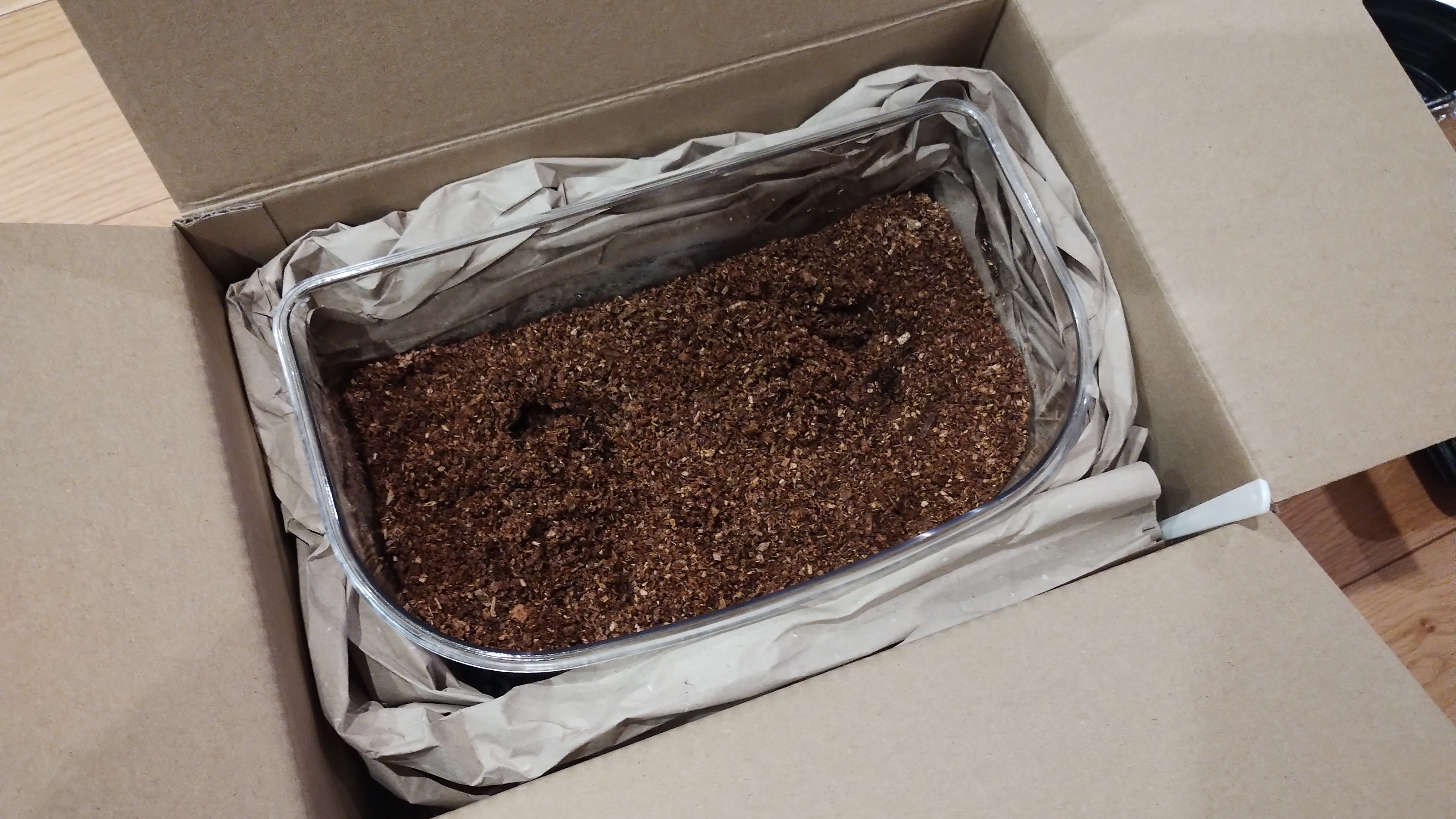 ちなみに、Amazonの荷物の緩衝材として使われていた紙をケースのまわりに詰め込みました。<br>壁断熱30ミリ相当。