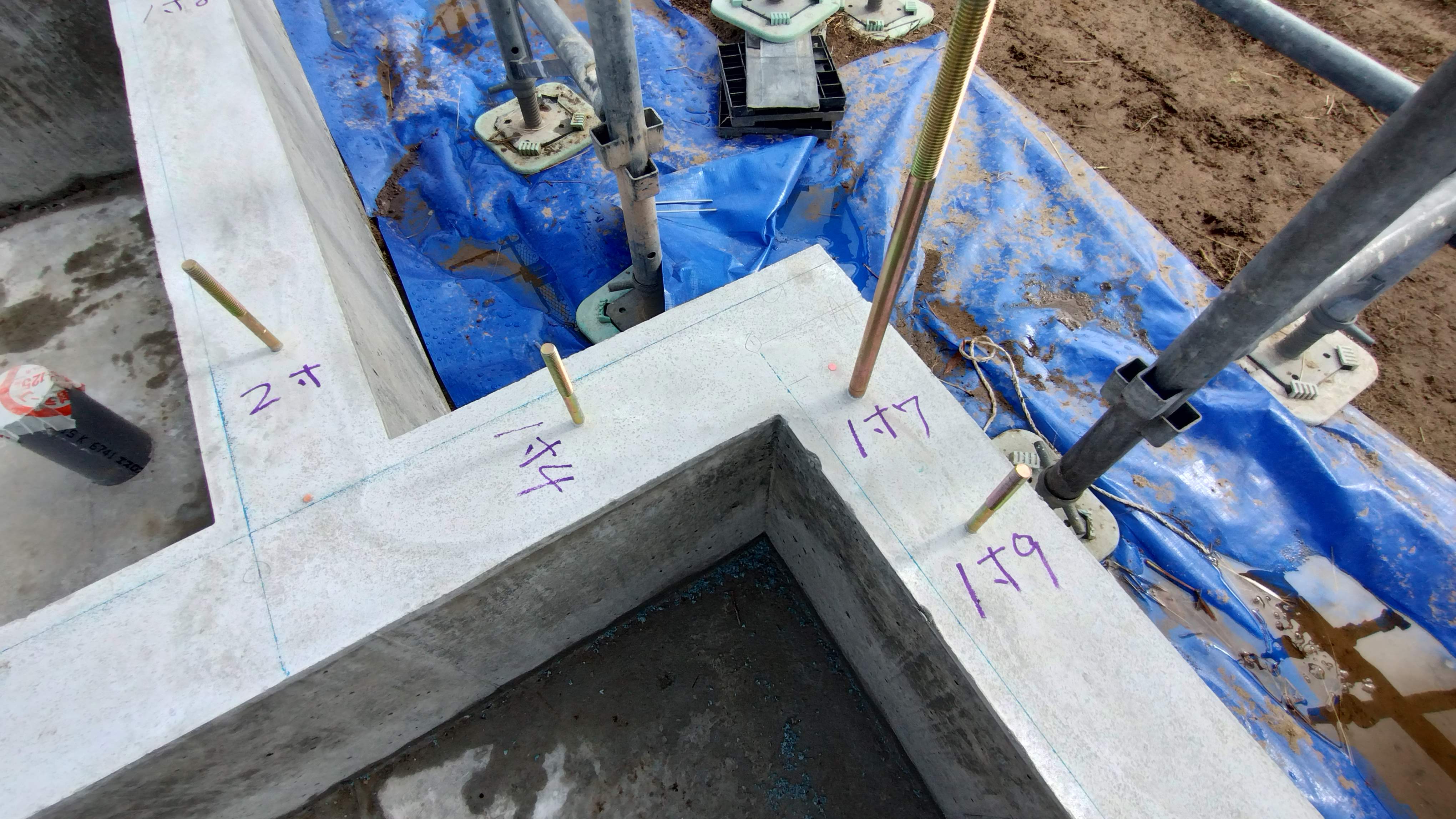 墨出し(青のライン)<br>土台敷きをするにあたり、基準となるラインを出します。<br>2寸、1寸4、1寸7、1寸9・・・さて何を意味する数字でしょうか??
