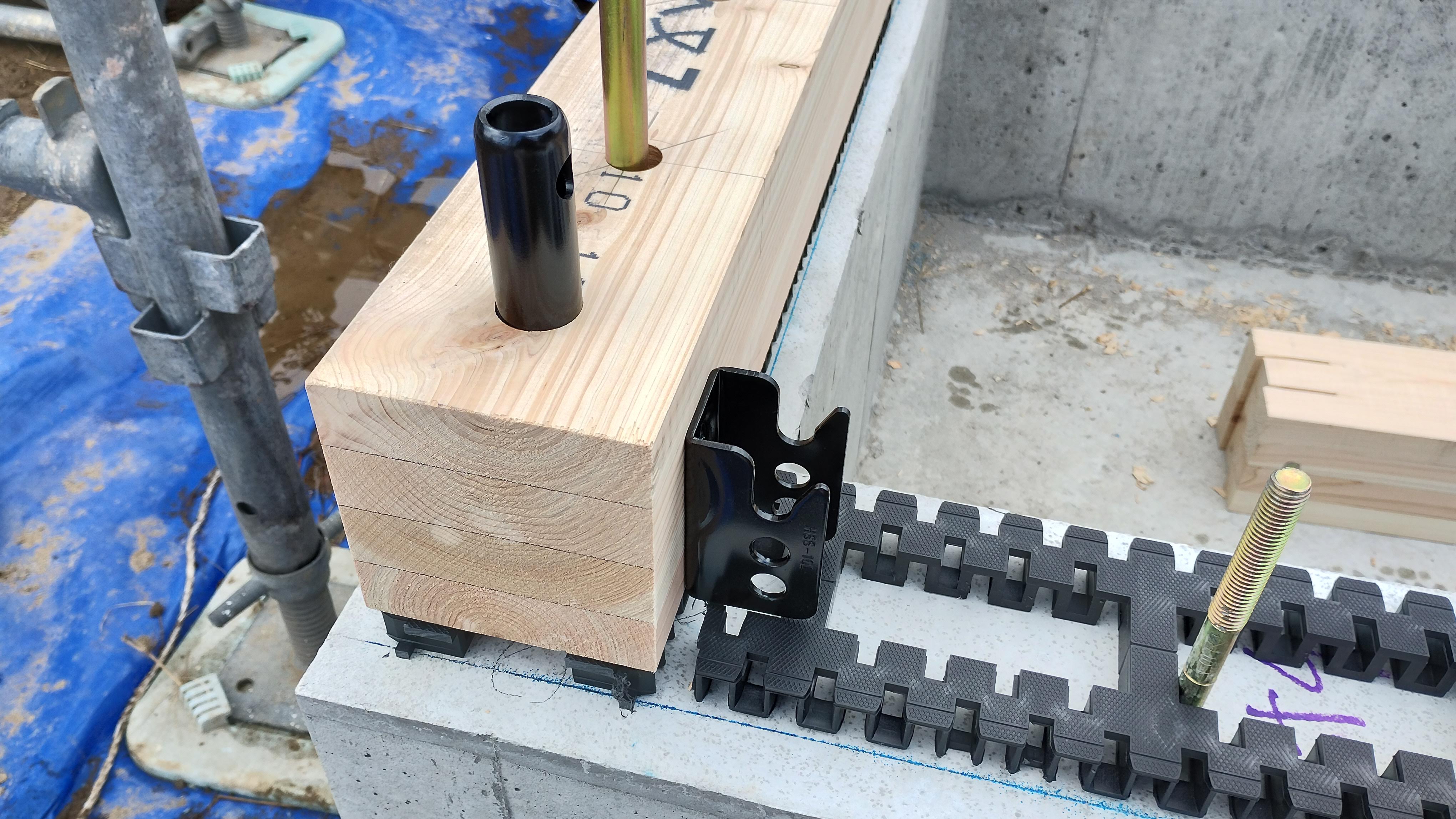 墨出ししたラインに合わせて土台を置いていきます。<br>正解は、基準線からのアンカーボルトの位置を表している数字でした!<br>これを元に土台に穴をあけるとストンと土台が落ちます。