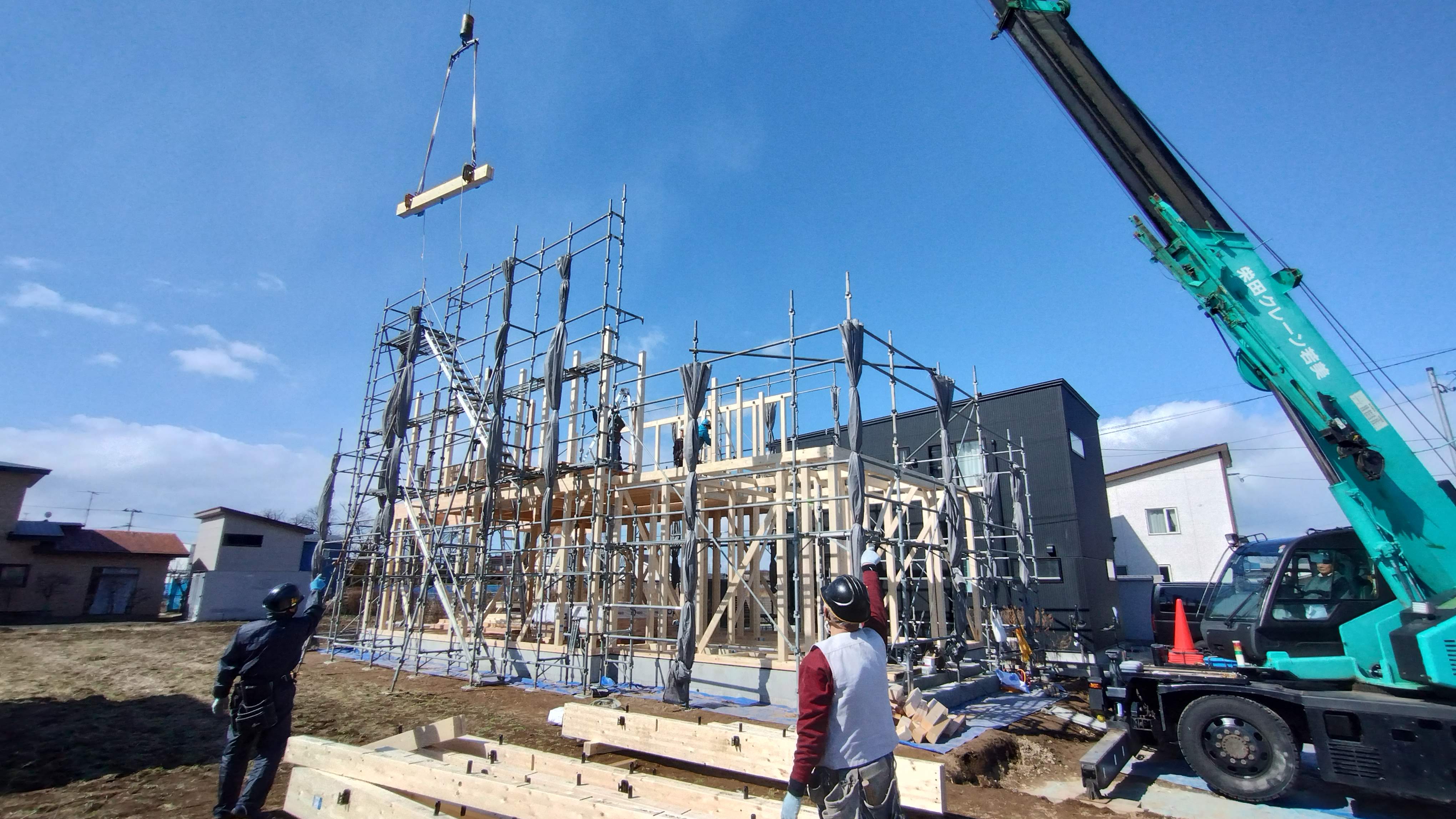 いよいよ建方。<br>順番に部材を吊り上げて組み上げていきます。<br>どこの位置の部材なのか下から指示が飛びます。