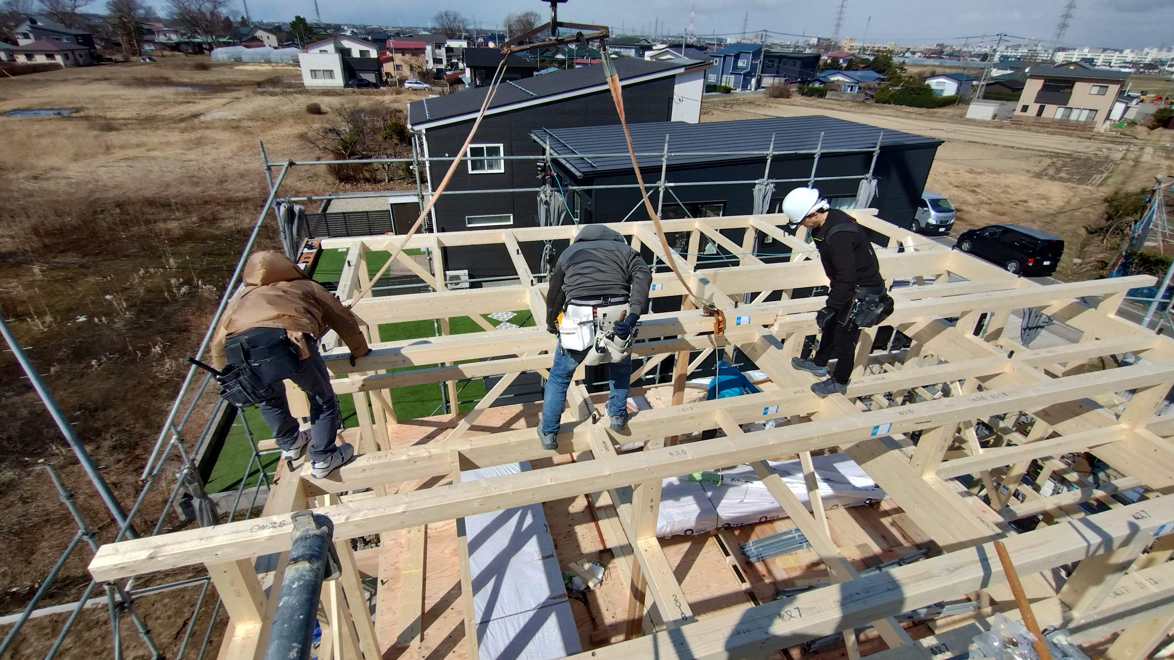 上へ上へと建て込んでいき、いよいよ母屋をかけます。<br>この高さでも平然と歩く姿に息をの呑みます。<br>私ですか?えぇ、も、もちろん、こわ・・・く・・・ないです・・・よ