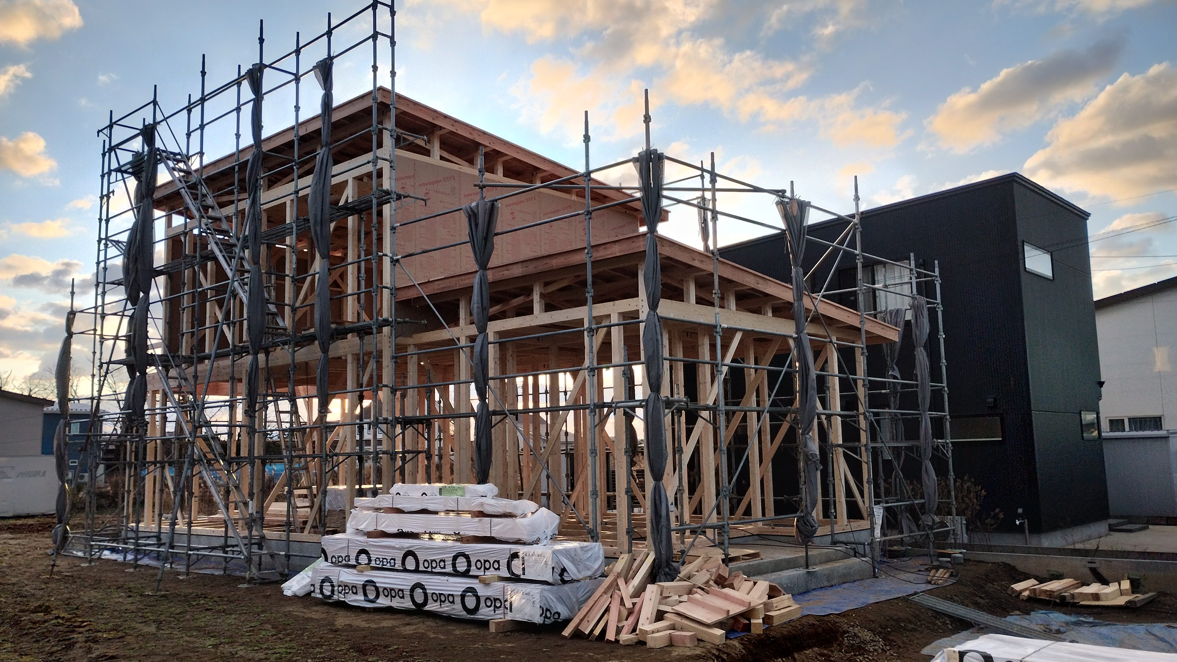 残った部材や材料を整理して、これにて本日の作業終了。<br>予定よりも進めることができました。<br>明日は板金屋さんが乗り込みます!