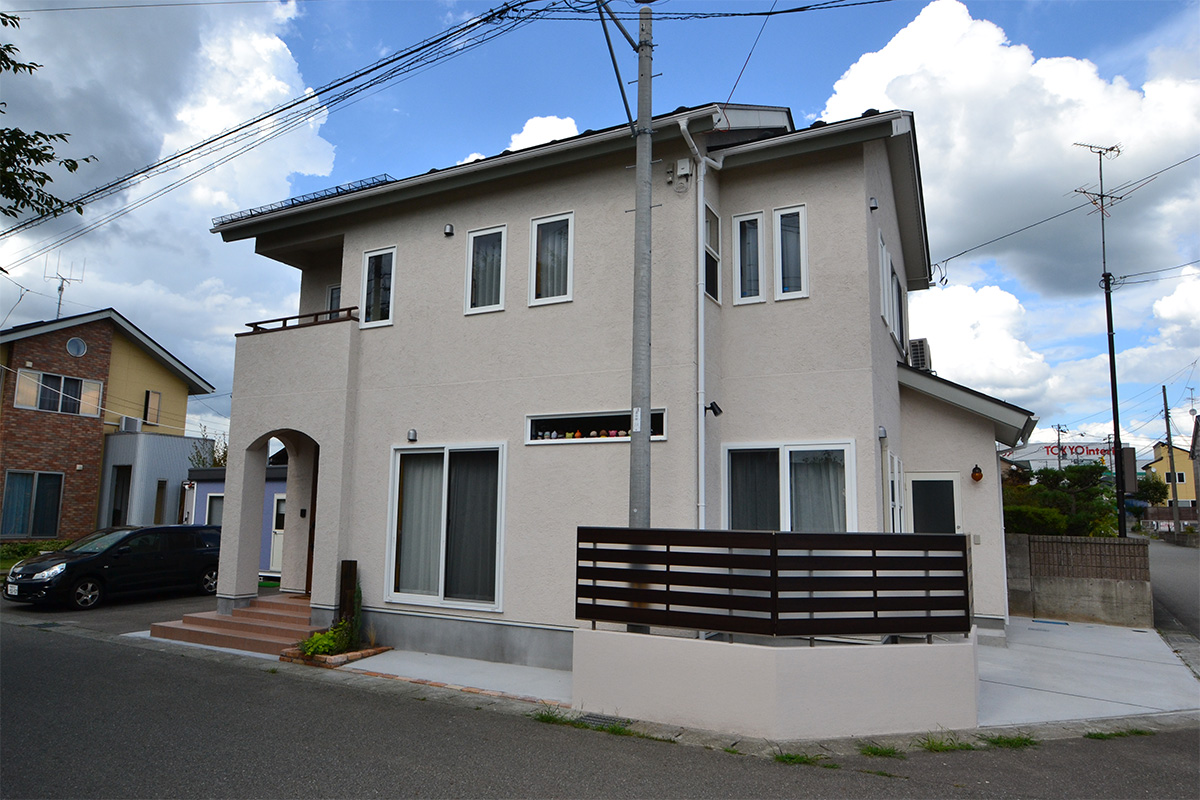 秋田市 新築 塗り壁の外壁と無垢材でおしゃれナチュラルな家