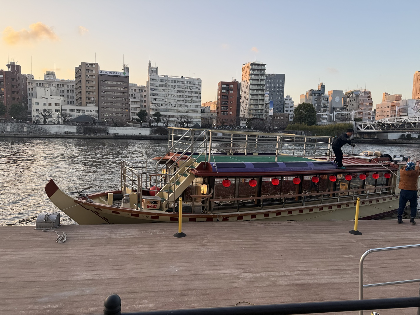 浅草からの屋形船🚢貸し切りでした😅<br>18人以上だと貸し切りカラオケもありとのことで!<br>幹事さん頑張った👏