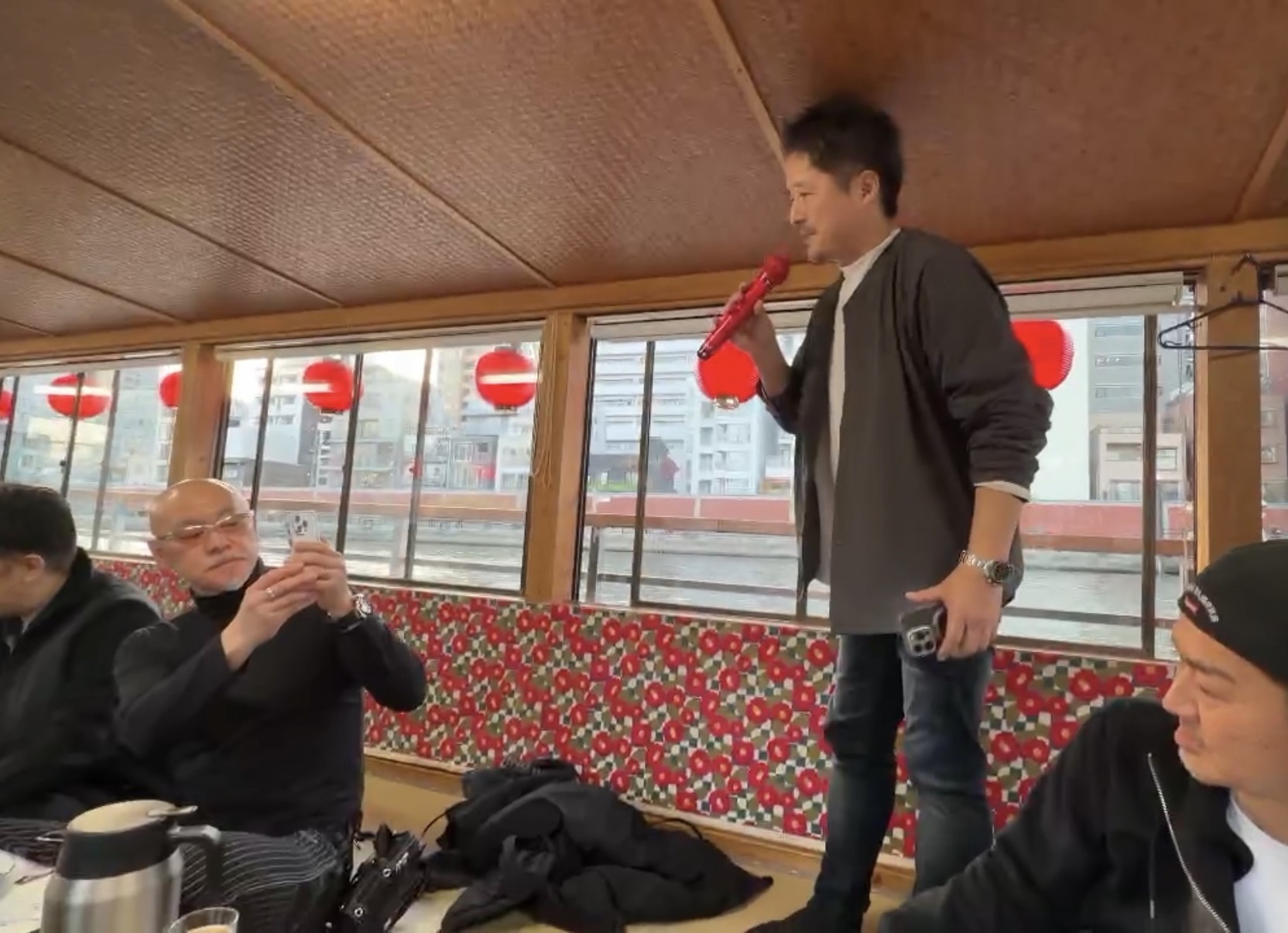 佐々木は乾杯の挨拶を仰せつかり💦<br>知ってる人は知っている💦佐々木は挨拶が大の苦手なのです(^_^;)<br>(注:隣に座ってる同級生は松山千春ではありません(笑))