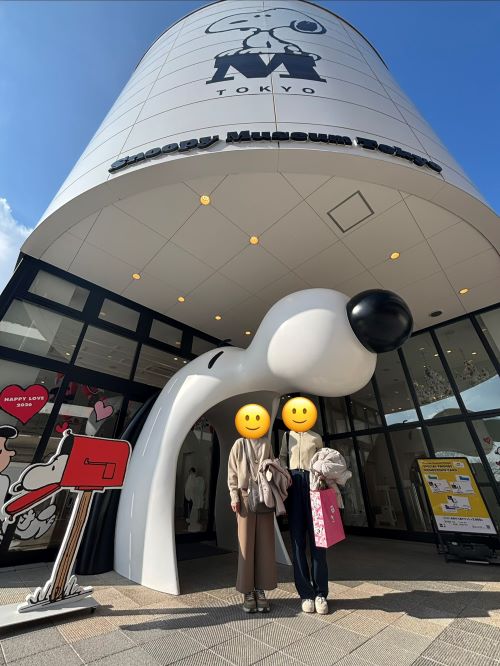 スヌーピーミュージアムです🐶<br>有名な入口前で記念撮影✨